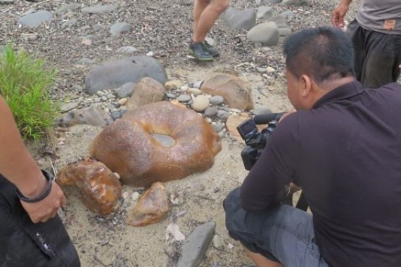 Batu Keramat, Dikasih Makan Babi, Darah Ayam, Rokok - JPNN.COM