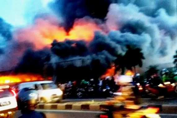 Damkar Kesulitan Padamkan Api di Pasar Senen - JPNN.COM
