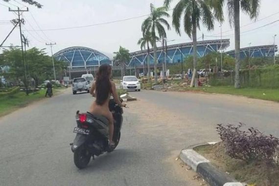 Jangan Kaget! Wanita tak Berbusana ke Bandara Itu... - JPNN.COM