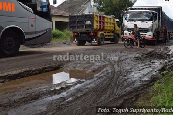 Jalur Tegal-Purwokerto Hancur, Kemacetan Mengular - JPNN.COM