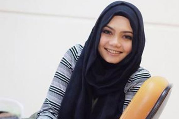 Berharap Rina Kembali Hijrah, Rabbani Beri Kerudung Gratis - JPNN.COM