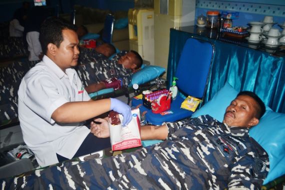 255 Prajurit dan PNS Koarmatim Sukarela Donor Darah - JPNN.COM