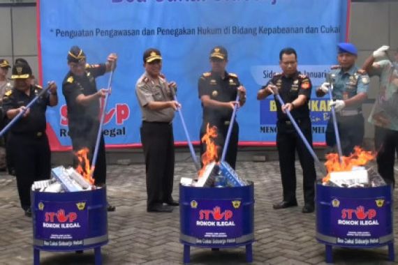 Ratusan Rokok Ilegal Dikirim ke Kalimantan - JPNN.COM