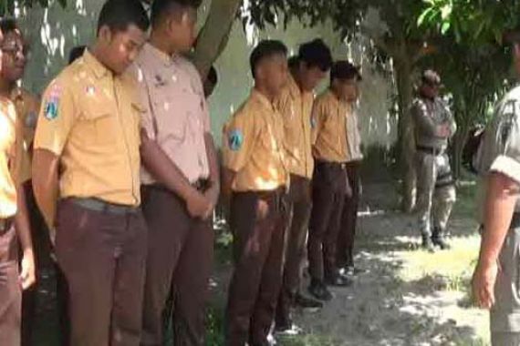 Ealah..Bolos Sekolah, Ngumpet di Kandang - JPNN.COM