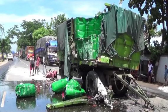 Bertubi-Tubi, Tabrak Truk Gandeng dan Dua Rumah - JPNN.COM