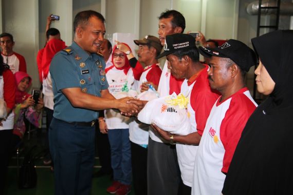 Warga Binaan Koarmatim Terima Sembako di Kapal Perang - JPNN.COM