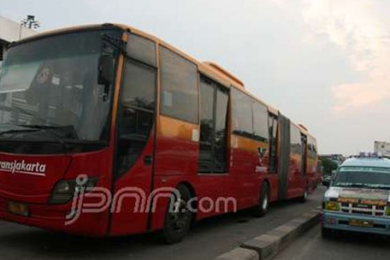 Pedagang Air Mineral Tersenggol Bus PPD 306 di Polda - JPNN.COM