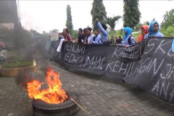 Demo Brutal! Mahasiswa Serang Kampus Sendiri - JPNN.COM