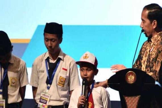 Lewat KIP, Jokowi Wujudkan Mimpi Warga Kurang Mampu Raih Pendidikan Tinggi - JPNN.COM
