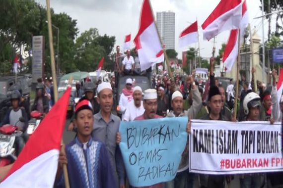 Ratusan Orang Demo Tolak Rizieq ke Surabaya - JPNN.COM