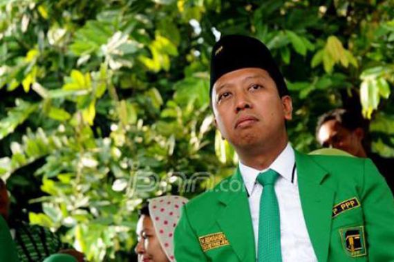 Eks Ketum PPP Romahurmuzy Terlihat di KPK, Ngapain, Pak? - JPNN.COM