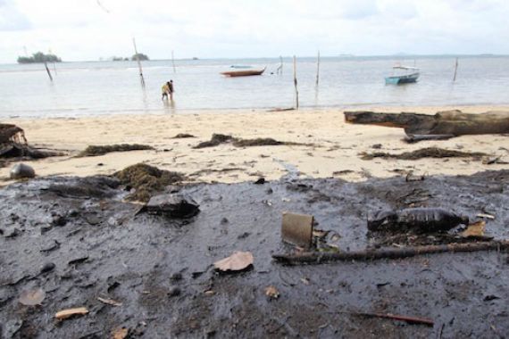 Lihat Nih, Ceceran Limbah B3 di Sepanjang Pantai Nongsa - JPNN.COM