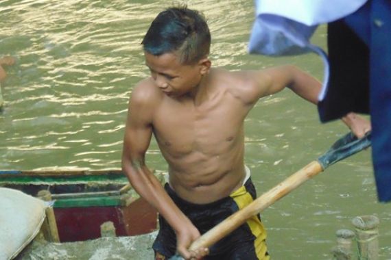 Pulang Sekolah, Kakak Adik Ini Langsung Menambang Pasir - JPNN.COM