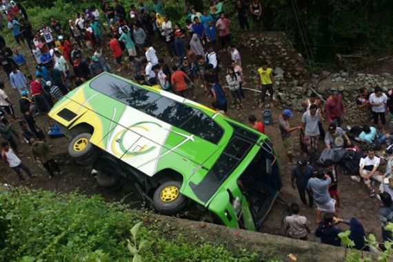 Bus Rombongan Dispenda Cirebon Jatuh ke Jurang, 2 Tewas - JPNN.COM