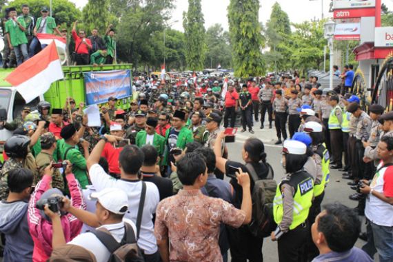 Ribuan Massa Akang Tolak FPI dan HTI di Ngawi - JPNN.COM