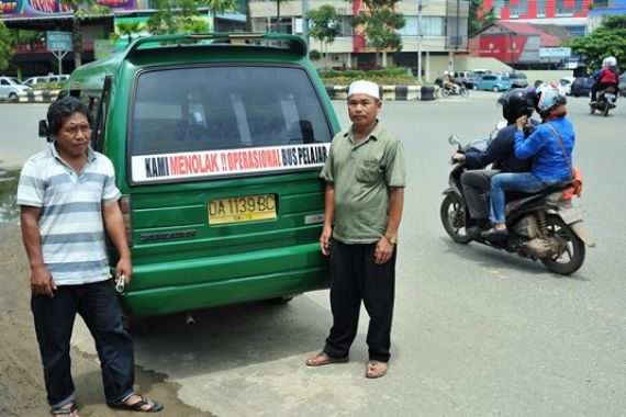 Begini Cara Sopir Angkot Menentang Bus Pelajar Gratis - JPNN.COM