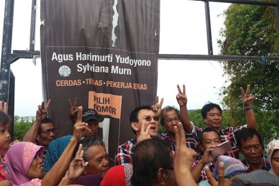 Hahahaa....Ahok pun Numpang Foto di Spanduk Agus-Sylvi - JPNN.COM