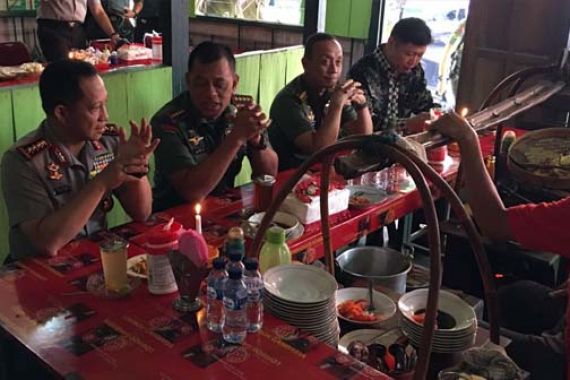 Penjual Sate Kaget Didatangi Kapolri dan Panglima - JPNN.COM