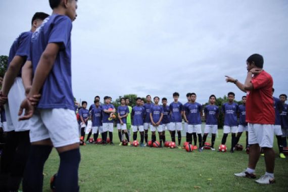 Indra Ajarkan Dribbling di Latihan Perdana PSG Academy - JPNN.COM