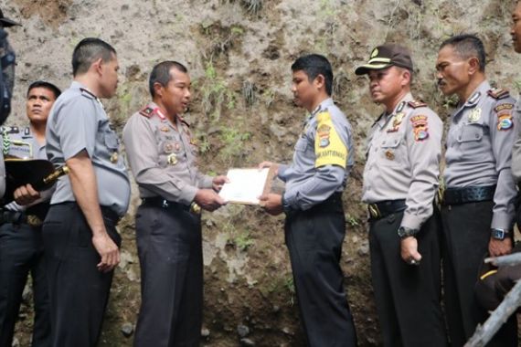 Heroik! Brigadir Lalu Budi Terjun ke Jurang Bekuk DPO - JPNN.COM