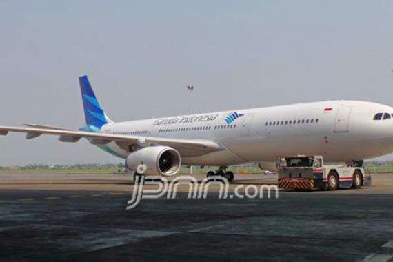 Pesawat Garuda Indonesia Keluar Landasan - JPNN.COM