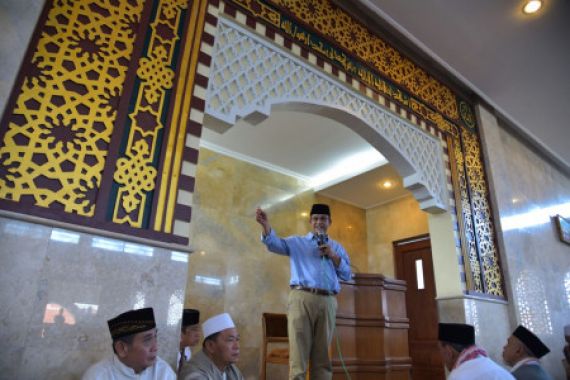 Salat di Masjid Ini, Anies Nostalgia ke Masa Kuliah - JPNN.COM