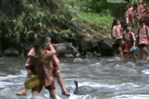 Tanpa Jembatan, Siswa SD ke Sekolah Seberangi Sungai - JPNN.COM