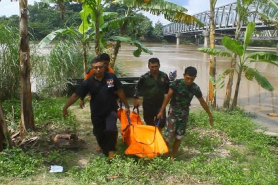 Korban Banjir Mengapung di Bengawan Solo - JPNN.COM