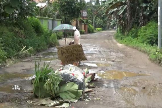 Awas! Ada Keranda dan Pocong di Tengah Jalan - JPNN.COM