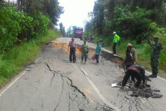 Aduh, Jalan Antarprovinsi Ambles - JPNN.COM