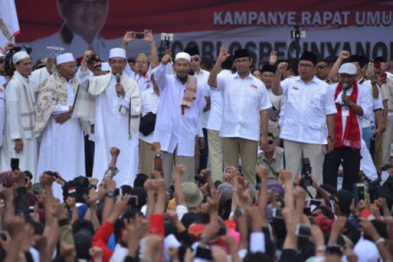 Imam Salat Jumat Aksi 212 Yakin Anies-Sandi Menang - JPNN.COM