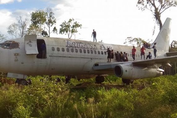 Pesawat di Hutan Papua jadi Lokasi Wisata Dadakan - JPNN.COM
