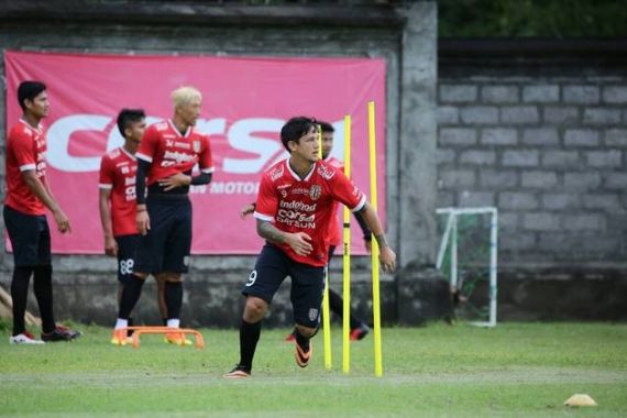 Irfan Bachdim Perpanjang Kontrak 3 Tahun di Bali United - JPNN.COM
