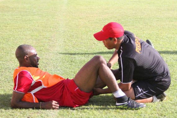 Cedera Paha, Boaz Diragukan Bela Persipura - JPNN.COM