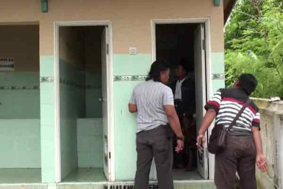 Ulah Siapa Ini Berani Gambar Palu Arit di Toilet Masjid - JPNN.COM