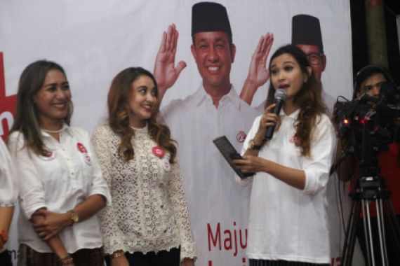 Bidadari Anies-Sandi Hibur Relawan di Sela-Sela Debat - JPNN.COM