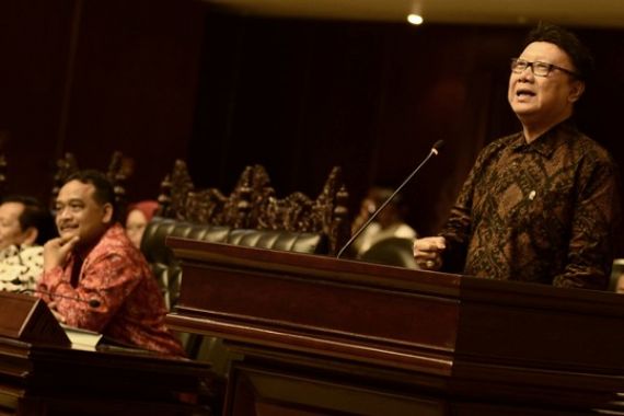 SK Pengaktifan Ahok Digugat, Menteri Tjahjo Bergeming - JPNN.COM