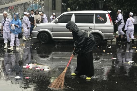 Ratusan Santri Bercadar Hitam Bersihkan Masjid Istiqlal - JPNN.COM