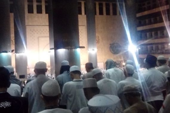 Gerimis, Jemaah Aksi 112 Menyemut ke Istiqlal - JPNN.COM