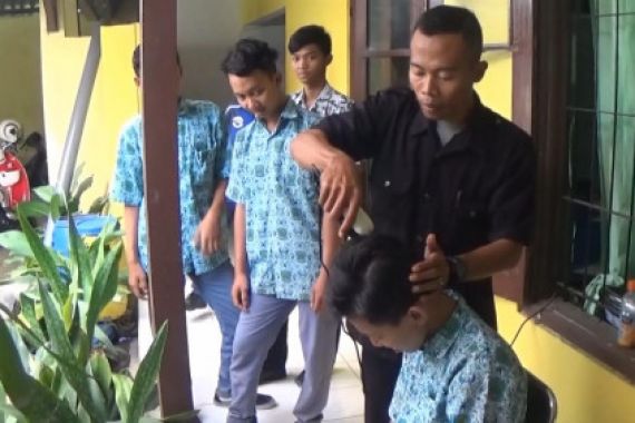 Pilih Mana? Bolos Sekolah Atau Dibotakin - JPNN.COM