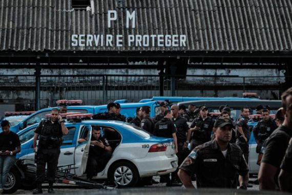 Gaji Tertunda, Polisi Mogok, Markas Diduduki Massa - JPNN.COM