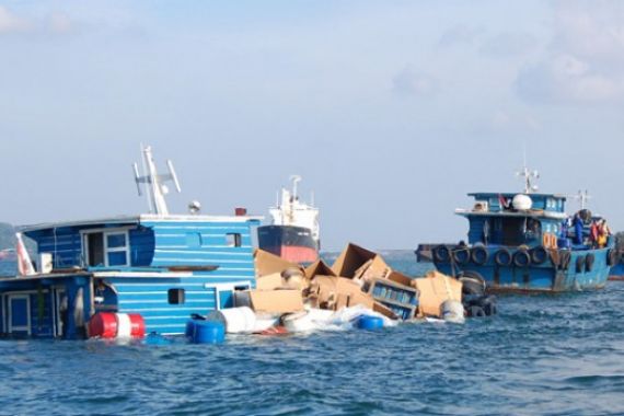 Kru Kapal TB Sri Maju yang Tenggelam Berhasil Dievakuasi - JPNN.COM