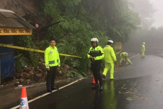 Harap Berhati-hati, Ada Longsor di Jalur Puncak Bogor - JPNN.COM