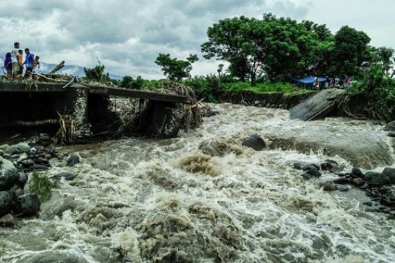 Pas di Jembatan Tiba-tiba Datang Air Bah, Polisi Itu... - JPNN.COM