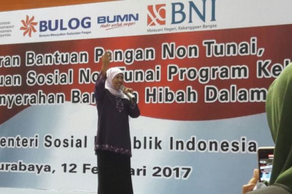 Mensos Serahkan Bansos Rp 229 Miliar untuk Lamongan - JPNN.COM