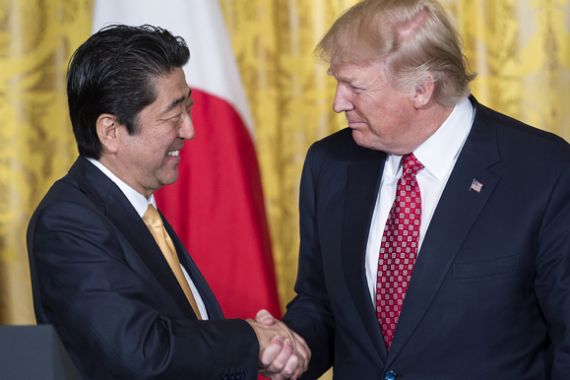 Keanehan saat Donald Trump dan Shinzo Abe Konpers - JPNN.COM