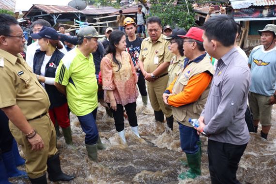 Banjir Melanda Bitung, Menko PMK Batal Balik ke Jakarta - JPNN.COM