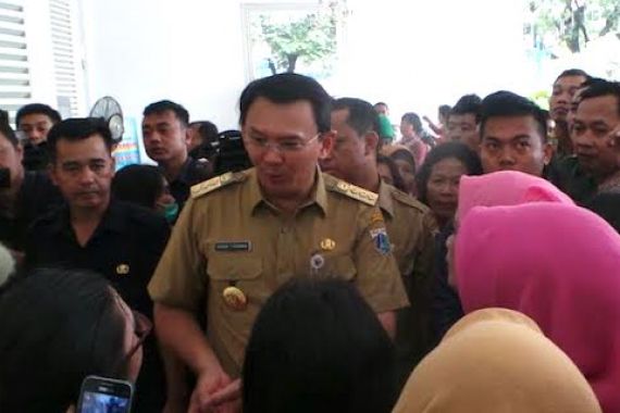 Mulai Ngantor Lagi, Ahok Langsung Diserbu Warga DKI - JPNN.COM