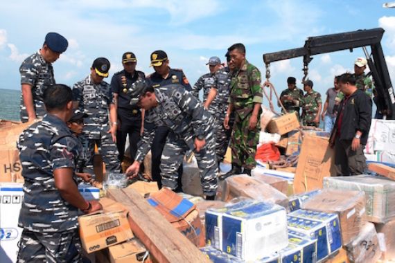 TNI AL Tangkap Kapal Penyelundup Barang Ilegal - JPNN.COM