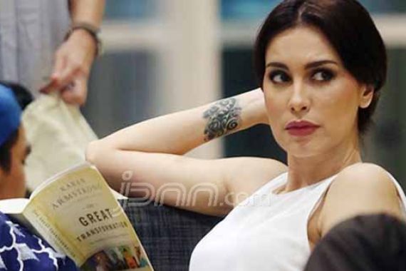 Selektif Soal Satu Ini, Tante Sophia Tak Suka Jajan di Luar - JPNN.COM